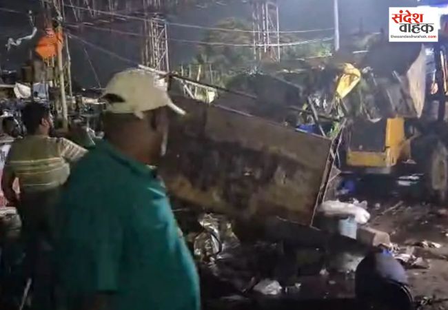 हावड़ा स्टेशन के पास फुटपाथ और सड़कों से अवैध अतिक्रमण पर चला बुलडोजर