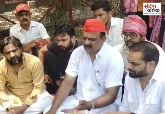 राजाजीपुरम में एक्सईन के गायब होने पर धरने पर बैठे सपा विधायक