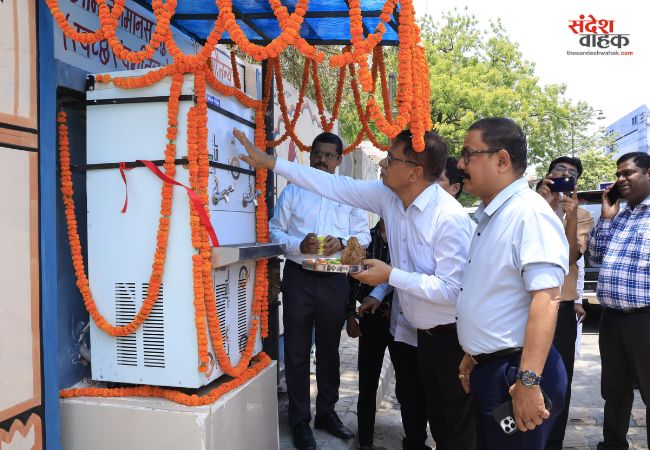 DM बरेली ने आवास के बाहर लगवाया वाटर कूलर