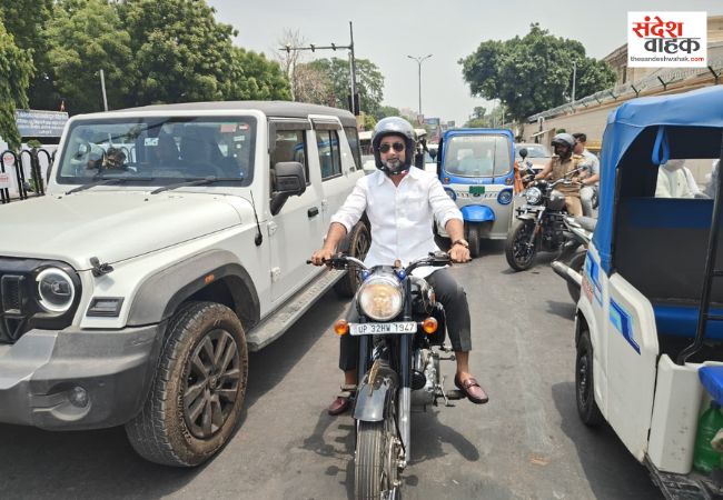 ईंधन बचाने के लिए मंत्री दानिश आजाद ने छोड़ी लग्जरी कार, बुलेट से पहुंचे दफ्तर