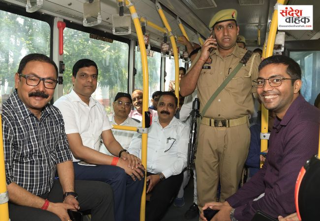 Bareilly News: प्रधानमंत्री की अपील का असर, जिलाधिकारी ने अधिकारियों संग इलेक्ट्रिक बस से किया सफर