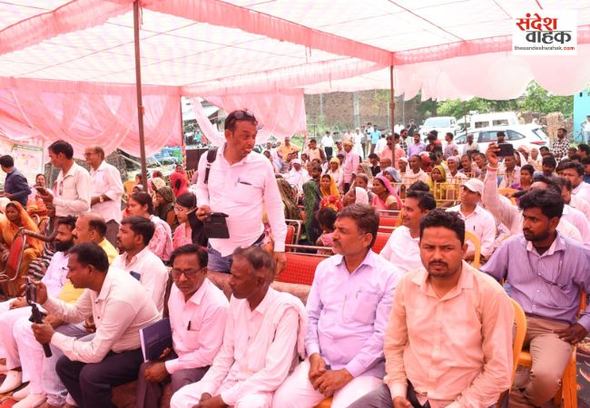 डीएम ने चौपाल लगाकर सुनीं ग्रामीणों की समस्याएँ, बोले- योजनाओं में लापरवाही पर होगी कड़ी कार्रवाई