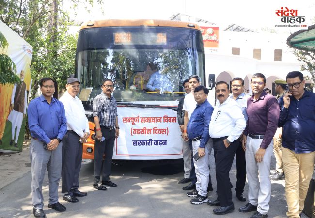 Bareilly News: प्रधानमंत्री की अपील का असर, जिलाधिकारी ने अधिकारियों संग इलेक्ट्रिक बस से किया सफर