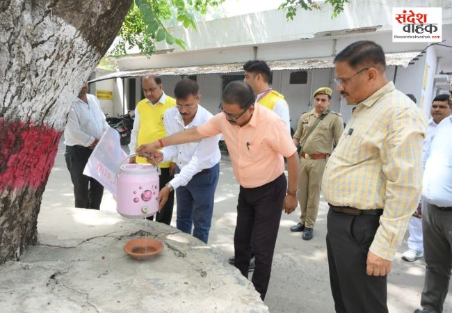 भीषण गर्मी में बरेली डीएम अविनाश सिंह की अपील, इंसानों के साथ बेजुबानों के लिए भी रखें पानी