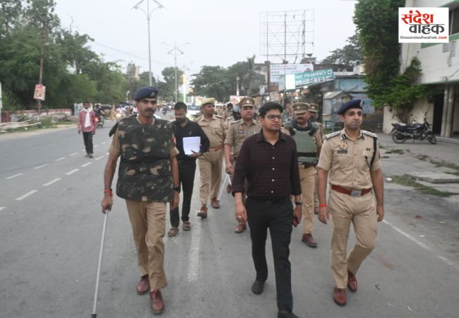 बकरीद को लेकर डीएम और एसपी ने पुलिस बल के साथ सड़कों पर किया पैदल मार्च