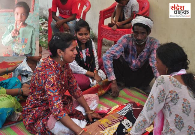 लखनऊ में दर्दनाक हादसा, डे-केयर सेंटर का गेट गिरने से मासूम की मौत, शव रखकर परिजनों का हंगामा
