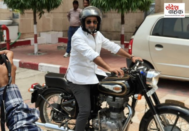 ईंधन बचाने के लिए मंत्री दानिश आजाद ने छोड़ी लग्जरी कार, बुलेट से पहुंचे दफ्तर