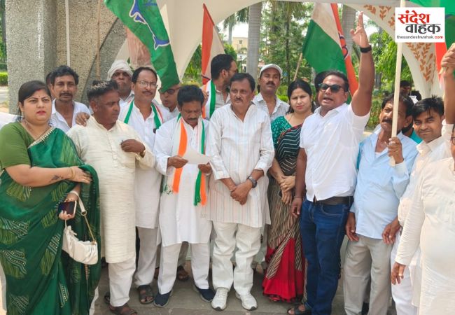 कांग्रेस का महंगाई और ईंधनों के बढ़ते दामों के खिलाफ कलेक्ट्रेट पर जोरदार प्रदर्शन