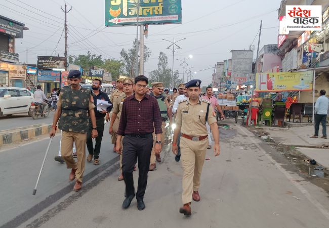 बकरीद को लेकर डीएम और एसपी ने पुलिस बल के साथ सड़कों पर किया पैदल मार्च