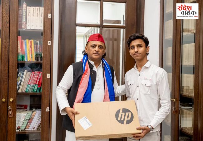 अखिलेश यादव ने गोरखपुर के मेधावियों को सराहा, अक्षिता, अनुज और अनमोल को लैपटॉप और आईपैड देकर किया सम्मानित