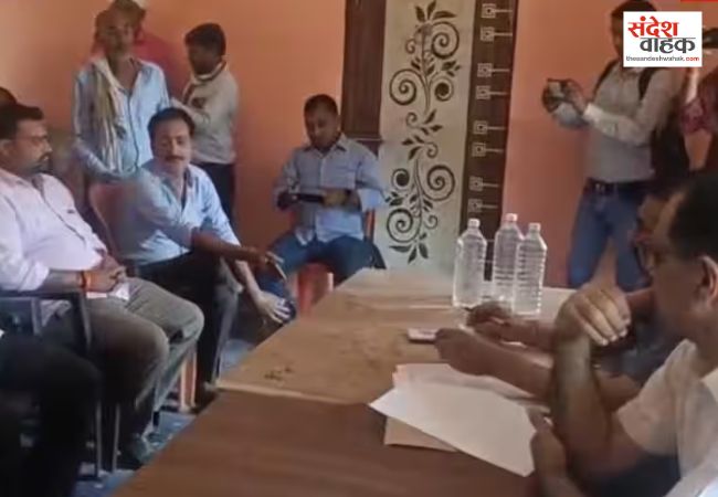 डीएम ने 8 लाख के गबन में जिस प्रधान को बताया भ्रष्ट, जूनियर अफसर ने उसे दे दी क्लीन चिट