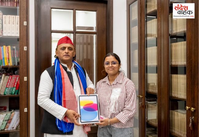अखिलेश यादव ने गोरखपुर के मेधावियों को सराहा, अक्षिता, अनुज और अनमोल को लैपटॉप और आईपैड देकर किया सम्मानित