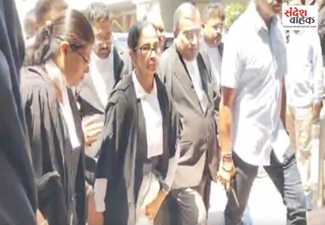 कलकत्ता हाईकोर्ट में वकील की पोशाक में पहुंची ममता, कोर्ट परिसर में लगे चोर-चोर के नारे