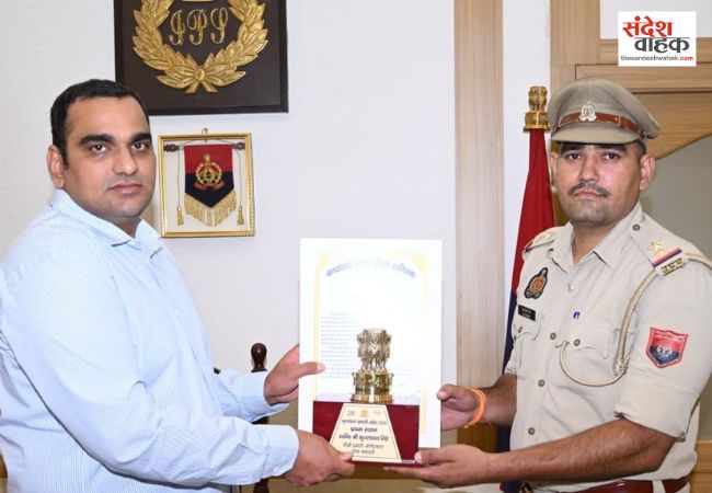 SSP बरेली अनुराग आर्य ने 10 टॉप चौकी प्रभारियों को नकद इनाम देकर किया सम्मानित