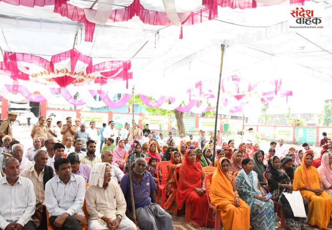 गांव की समस्या, गांव में समाधान, दुल्हा सुमाली में डीएम की ग्राम चौपाल