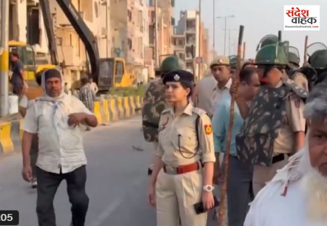 शालीमार बाग में भारी सुरक्षा के बीच चला बुलडोजर