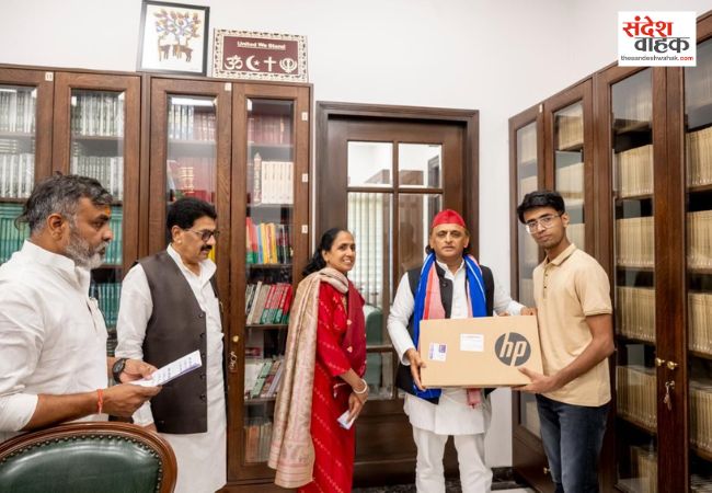 अखिलेश यादव ने गोरखपुर के मेधावियों को सराहा, अक्षिता, अनुज और अनमोल को लैपटॉप और आईपैड देकर किया सम्मानित