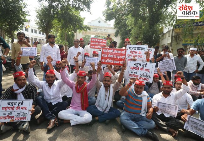लखनऊ यूनिवर्सिटी में ईंधन और रसोई गैस की महंगाई पर फूटा सपा छात्र सभा का गुस्सा