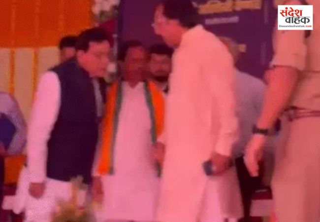 मऊ में मेमू ट्रेन के उद्घाटन पर भिड़े ऊर्जा मंत्री और सपा सांसद, पुलिस पर बदसलूकी का आरोप