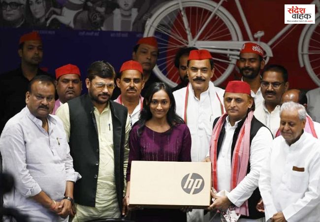 अखिलेश यादव ने ICSE टॉपर आराधना गुप्ता को दिया लैपटॉप, बोले- 'मेधावी बेटियां ही बदलेंगी देश का भविष्य'