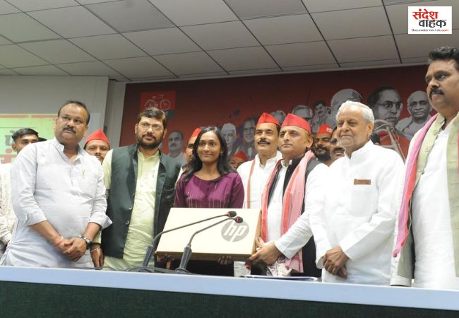 अखिलेश यादव ने ICSE टॉपर आराधना गुप्ता को दिया लैपटॉप, बोले- 'मेधावी बेटियां ही बदलेंगी देश का भविष्य'