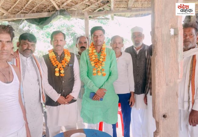 अमेठी: बंगाल-असम की जीत पर मुस्लिम बंजारा समाज में भारी उत्साह, इन्हौना में मिठाई बांटकर मनाया जीत का जश्न