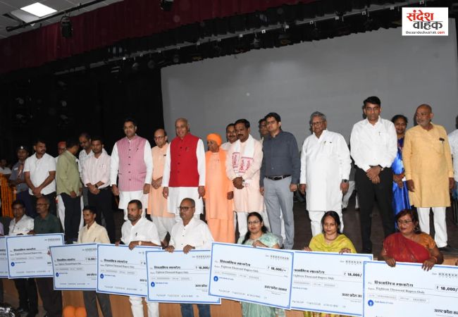 Siddharthnagar News: शिक्षामित्रों के मानदेय में ऐतिहासिक वृद्धि, 18000 की चेक पाकर खिले चेहरे