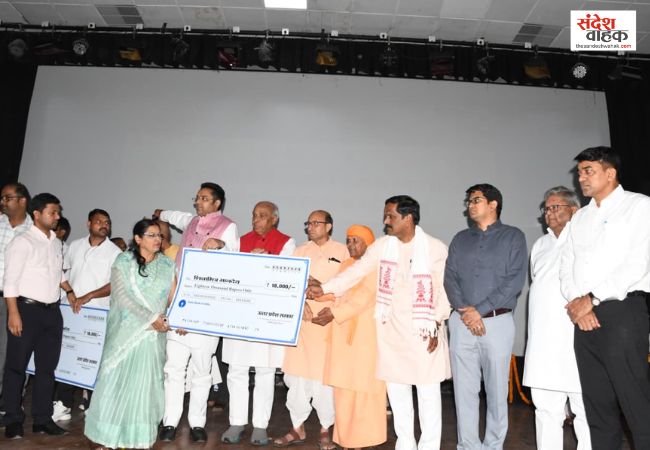 Siddharthnagar News: शिक्षामित्रों के मानदेय में ऐतिहासिक वृद्धि, 18000 की चेक पाकर खिले चेहरे