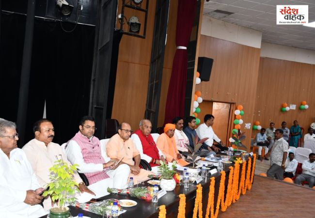 Siddharthnagar News: शिक्षामित्रों के मानदेय में ऐतिहासिक वृद्धि, 18000 की चेक पाकर खिले चेहरे