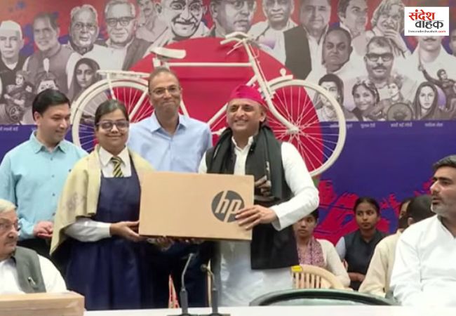 सपा मुख्यालय में मेधावियों का जमावड़ा, अखिलेश यादव ने लैपटॉप देकर बढ़ाया जिला टॉपर्स का हौसला
