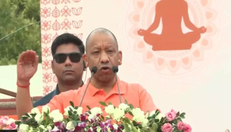 UP में योग दिवस की धूम, झांसी में CM Yogi ने किया योगाभ्यास