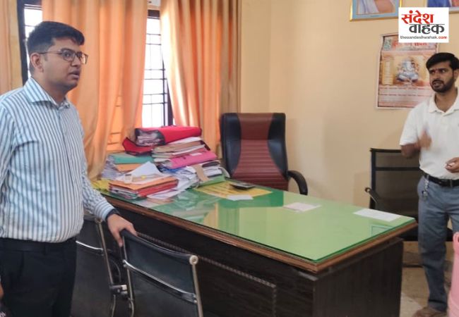 DM के औचक निरीक्षण में दफ्तरों से गायब मिले अधिकारी व कर्मचारी