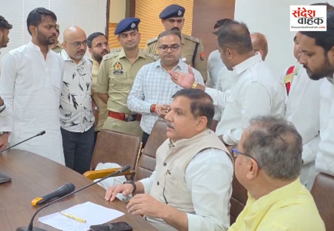 छात्रों से संवाद कर रहे आप सांसद संजय सिंह की अधिकारियों से तीखी नोकझोंक