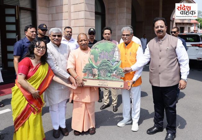 सीएम योगी ने अपने आवास पर लगाया एक पेड़ मां के नाम