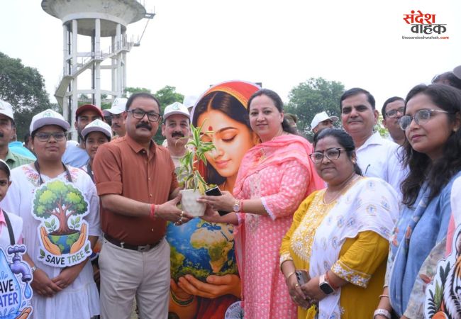 बरेली में एक पेड़ मां के नाम मुहिम के तहत रोपे गए लाखों पौधे