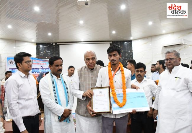 सांसद जगदंबिका पाल और डीएम ने टॉपर्स को किया सम्मानित