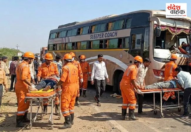 गुजरात के वडोदरा में ट्रक से टकराई तेज रफ्तार लग्जरी बस, 6 यात्रियों की मौत और 20 घायल