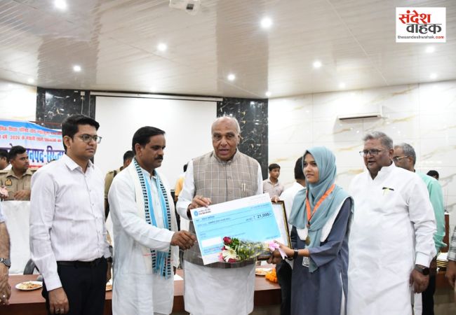 सांसद जगदंबिका पाल और डीएम ने टॉपर्स को किया सम्मानित
