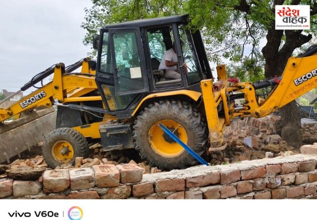 20 साल पुराने मदरसे पर चला प्रशासन का बुलडोजर