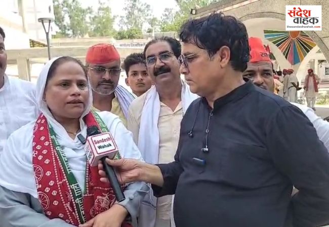 कानून व्यवस्था और महंगाई के खिलाफ माता प्रसाद पांडेय की अगुवाई में सपा का प्रदर्शन, राज्यपाल को भेजा 13 सूत्रीय मांग पत्र