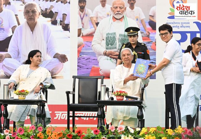 राजभवन में आनंदीबेन पटेल ने मातृशक्ति संग किया योग