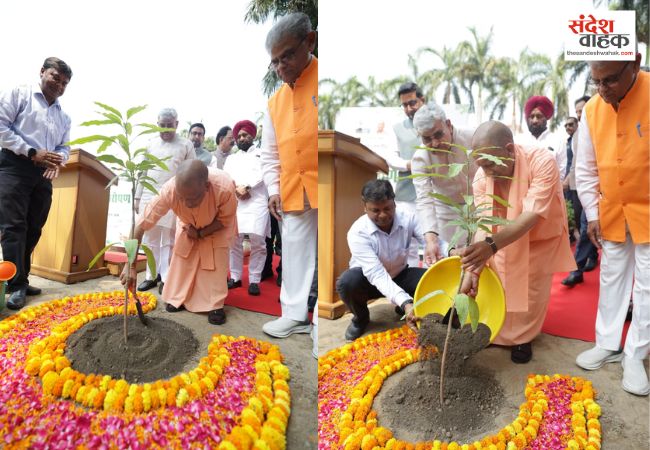 सीएम योगी ने अपने आवास पर लगाया एक पेड़ मां के नाम
