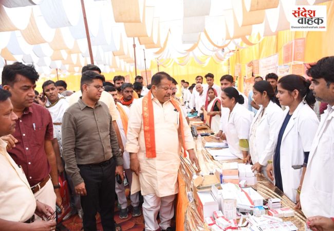 जनसमस्याओं के ऑन-द-स्पॉट निपटारे के लिए बढ़नी चाफा में लगी डीएम की विशेष चौपाल