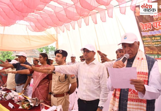सांसद जगदंबिका पाल और डीएम ने किया भव्य पौधरोपण
