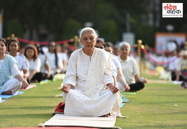 राजभवन में आनंदीबेन पटेल ने मातृशक्ति संग किया योग, दिया योगा फॉर हेल्दी एजिंग का संदेश
