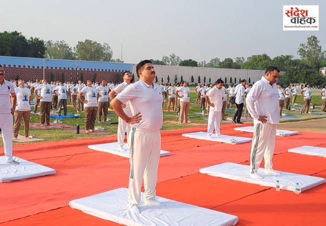 एडीजी और डीआईजी की मौजूदगी में पुलिसकर्मियों ने किया योगाभ्यास
