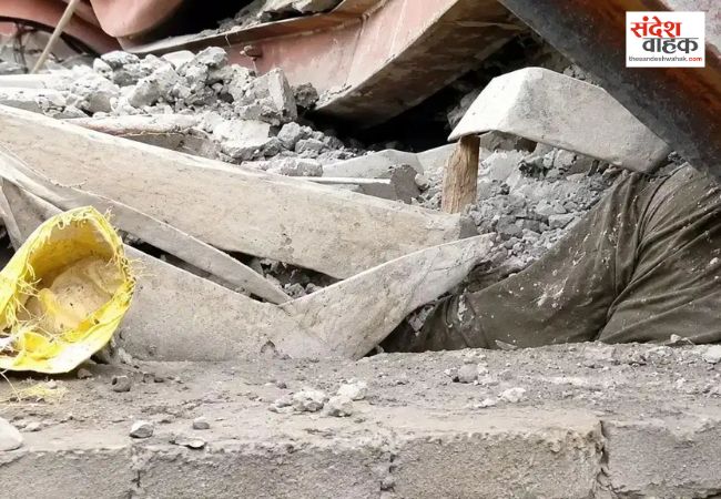 कोलकाता में निर्माणाधीन गोदाम की छत गिरी