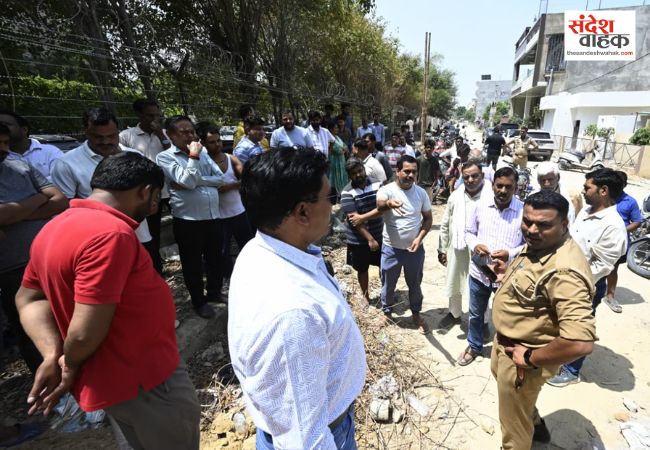 ओमैक्स रेजिडेंसी पर सरकारी सड़क और नाले को कब्जाने का आरोप