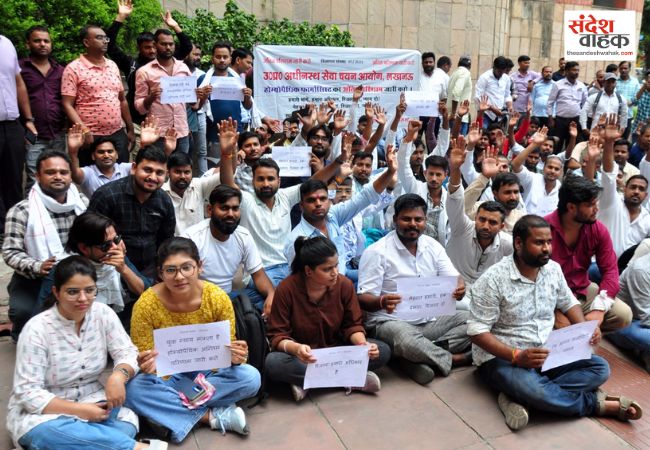 रिजल्ट जारी करने की मांग को लेकर होम्योपैथिक फार्मासिस्टों ने किया धरना-प्रदर्शन