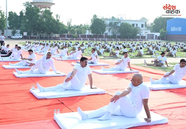 एडीजी और डीआईजी की मौजूदगी में पुलिसकर्मियों ने किया योगाभ्यास
